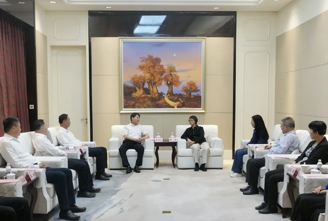 上海市人大常委会副主任宗明与克拉玛依市委书记马学良在克拉玛依座谈交流