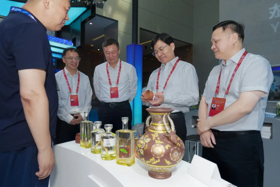 马学良在亚欧博览会克拉玛依展台巡展